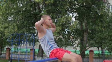 Atletik adam açık havada egzersiz