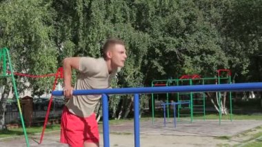 Atletik adam açık havada egzersiz