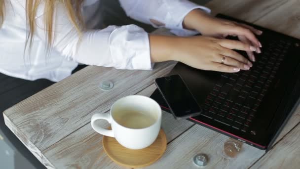 Mulheres mãos empresária usando um laptop — Vídeo de Stock