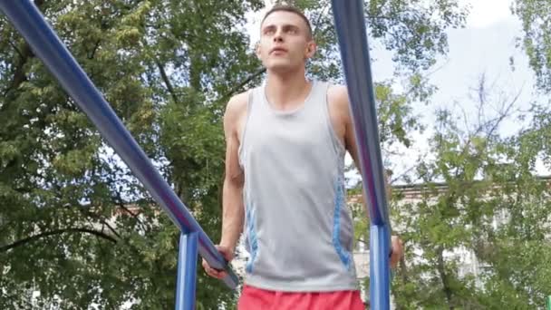 Hombre atlético haciendo ejercicio al aire libre — Vídeos de Stock