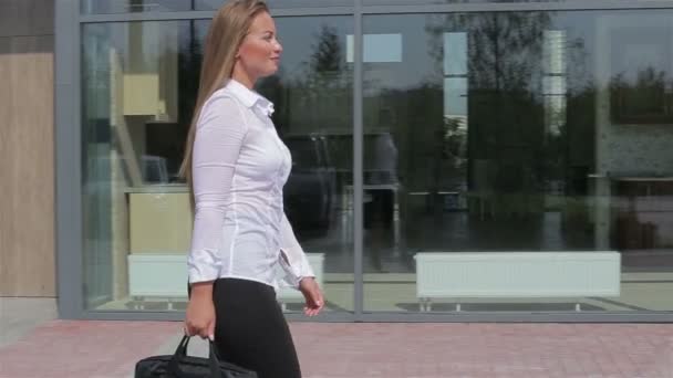 Femme d'affaires marchant dans la rue — Video