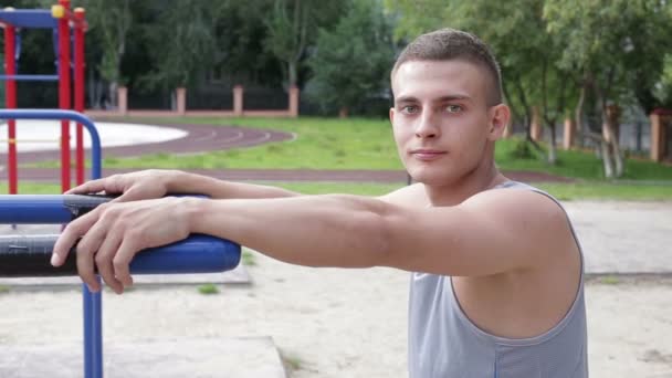 Athletic man exercising outdoors, portraet — Stock Video