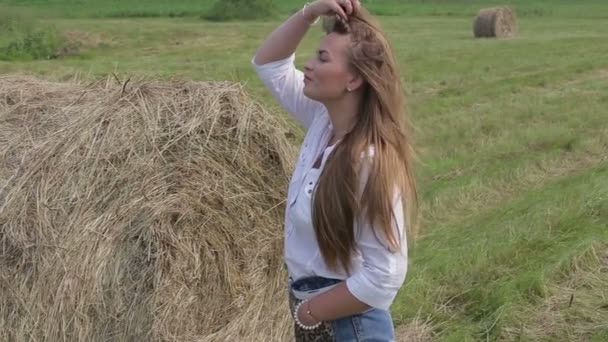 Menina bonita desfrutando de ar fresco, exercício de relaxamento — Vídeo de Stock