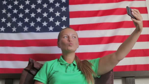 Bandera de los Estados Unidos. Hermosa chica usar un teléfono inteligente hace foto — Vídeos de Stock