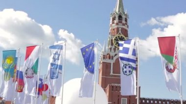 Moskova, Rusya - Eylül 2016: The Red Square, Kremlin, farklı ülkelerin bayrakları