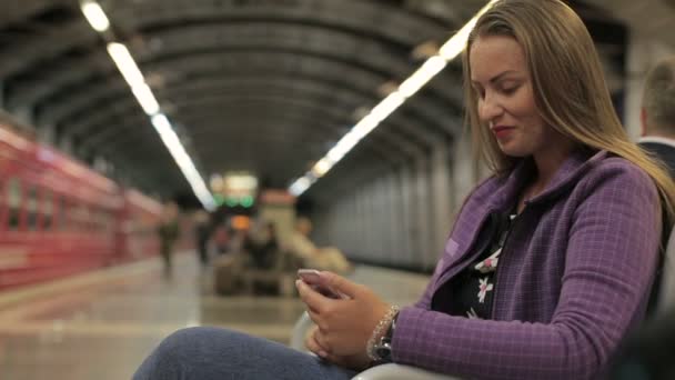 Молода красива дівчина пише повідомлення використовуйте смартфон — стокове відео