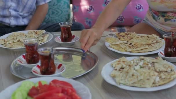 Türk geleneksel aile yemeği — Stok video