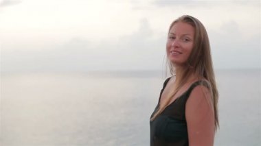 Deniz ve güneş doğarken zevk güzel kız