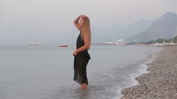 Hermosa chica disfrutando del mar al amanecer — Vídeo de stock