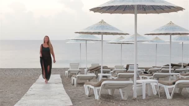 Пляж жінка, прогулянки по пляжу, насолоджуючись відпустку — стокове відео