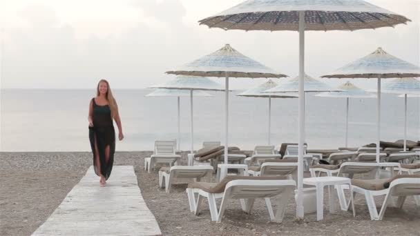 Spiaggia donna a piedi sulla spiaggia godendo di vacanza — Video Stock