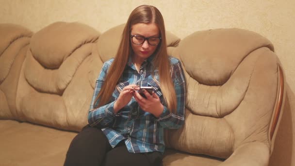 Používání mobilních telefonů při odpočinku v posteli: sociální sítě, internet. — Stock video