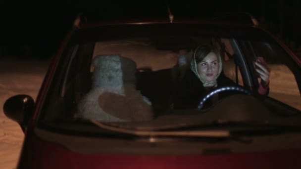 Mujer europea tomando selfie en el teléfono mientras está sentado en el coche en el asiento del conductor . — Vídeos de Stock