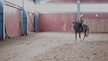 Genç kadın istikrarlı bir at binmek