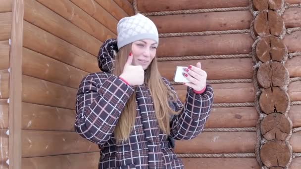 バック グラウンドを自宅で電話で話している若い女性 — ストック動画
