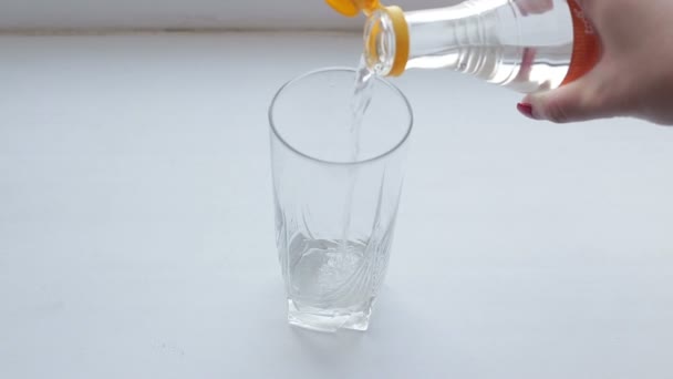 Vinaigre et bicarbonate de soude verre d'eau pétillante sur fond blanc 