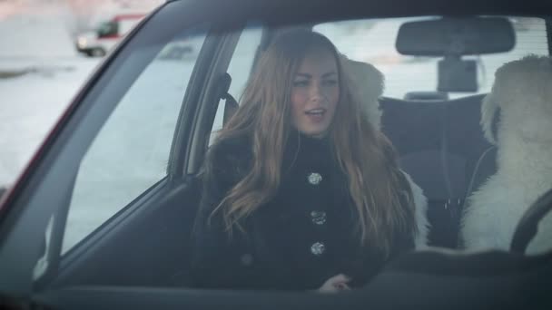 Vacker ung kvinna glad att ha roligt i bilen går i semester sjunga. — Stockvideo