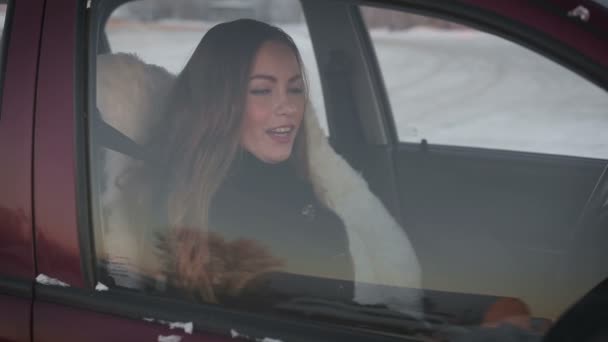 Beatiful joven mujer feliz divirtiéndose en coche va en vacaciones cantando . — Vídeos de Stock