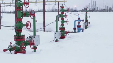 Geçen üretiminde vanalar. Arka plan bitki gaz ve yağ işleme.