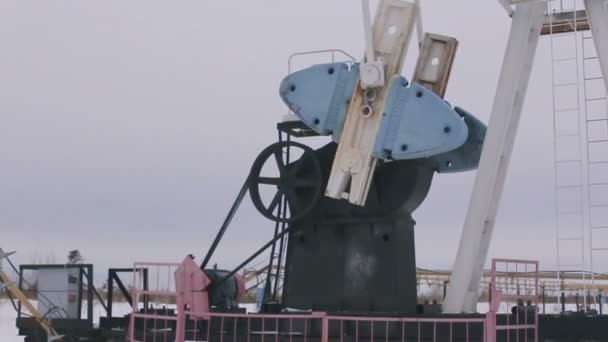 Meccanismo di manovella primo piano. Industria del petrolio e del gas. Lavoro di olio pompa jack vecchio giacimento petrolifero . — Video Stock