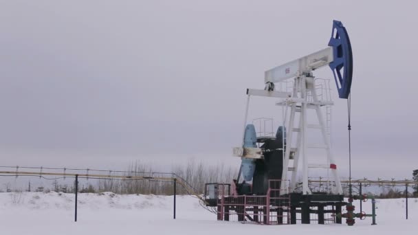 Olie en gas industrie. werk voor olie pomp jack op een olieveld. — Stockvideo