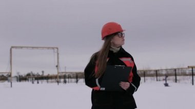 Bir petrol sahası içinde çalışan kadın mühendisi.