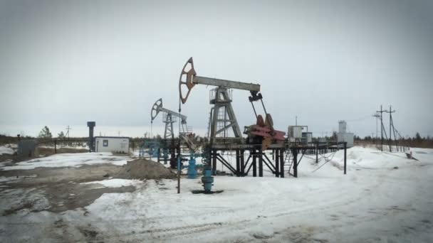 Pumpjack, staré Čerpací jednotka, Jack čerpadlo, osel, energie z fosilních paliv, olejové čerpadlo. — Stock video