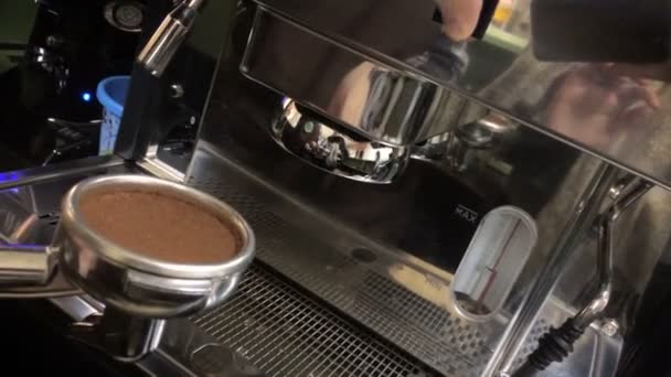 Barista beinhaltet eine Kaffeemaschine in der Kaffeebar. — Stockvideo