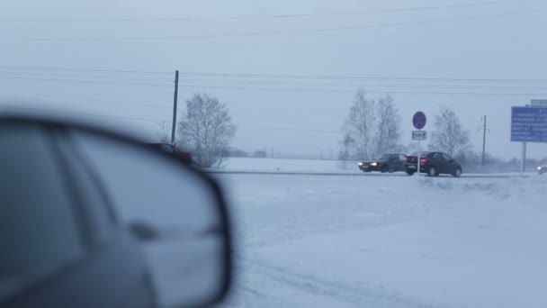 道路上の車の窓からの眺め.鏡にピントが合っていない . — ストック動画