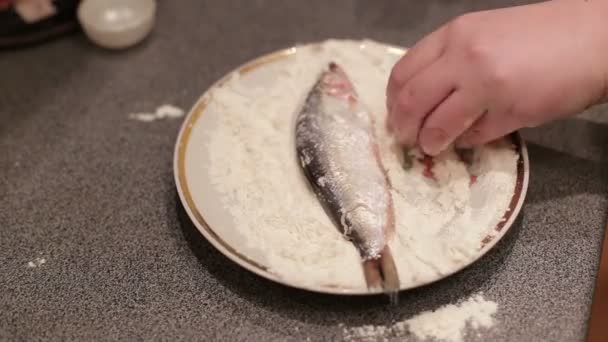 L'eglefino impanato viene fritto in una padella. Primo piano . — Video Stock