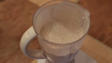 Mikser un işlemi sırasında eklenir ve karıştırılır.