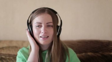 genç hareket izole beyaz arka planı dans müzik .müzik genç kızı dinlerken kulaklık ile bir kadın. güzel kadın modeli.
