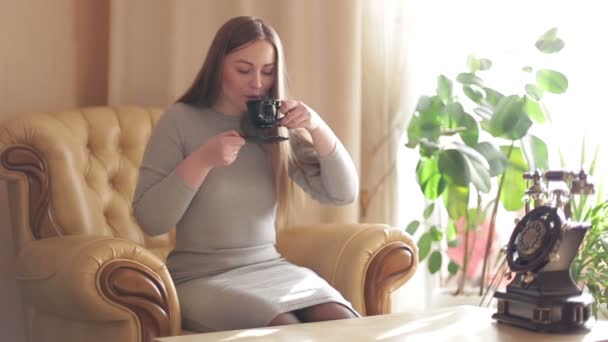 Vacker ung kvinna har färskt kaffe på morgonen med soluppgången vid hem livsstil. — Stockvideo