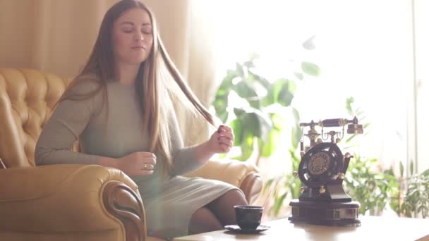 Mulher gosta de café fresco pela manhã com o nascer do sol em casa estilo de vida. — Vídeo de Stock
