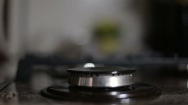 Yanan gaz mutfak gaz sobası, yakın çekim.