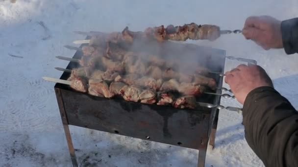 Ręka mężczyzny sprawdzi plastry mięsa w sosie na ogień — Wideo stockowe