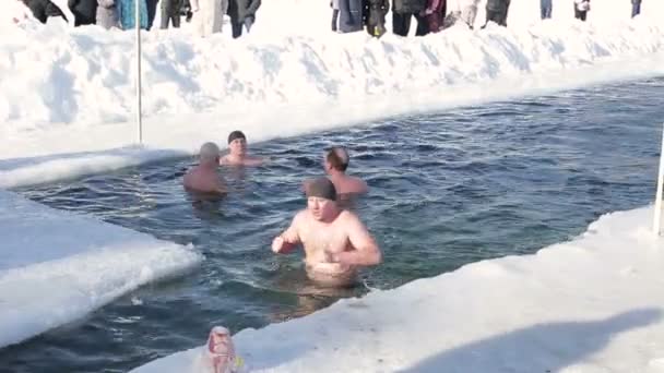 KURGAN, RUSSIA - February 14, 2016, swimming competitions in the winter outdoors at a frozen lake. Экстремальный фитнес. 14 февраля 2016 года на Южном Урале Курган, Россия  . — стоковое видео