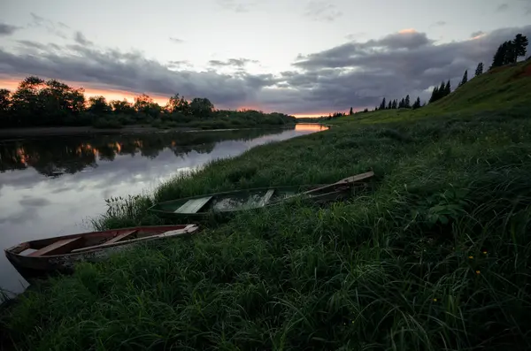 Pôr-do-sol no rio. — Fotografia de Stock
