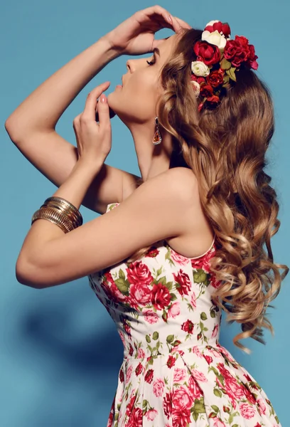 Mulher elegante bonita com flores headband — Fotografia de Stock