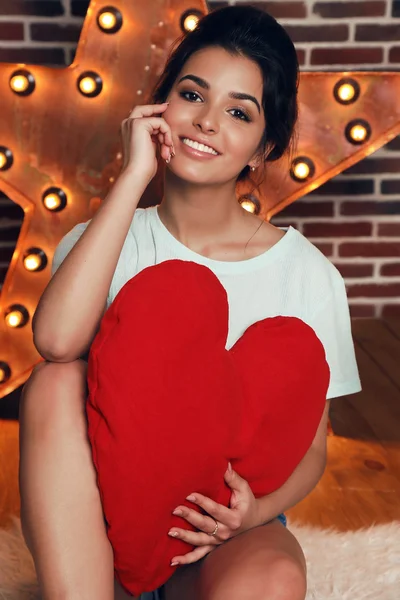 Hermosa joven con corazón rojo —  Fotos de Stock