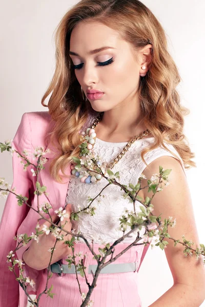 Hermosa mujer en el fondo de primavera — Foto de Stock