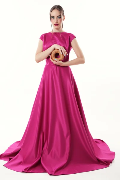 华丽的女人在豪华的紫色礼服 — 图库照片