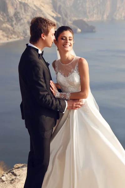 Krásné svatební pár na moře náklady — Stock fotografie