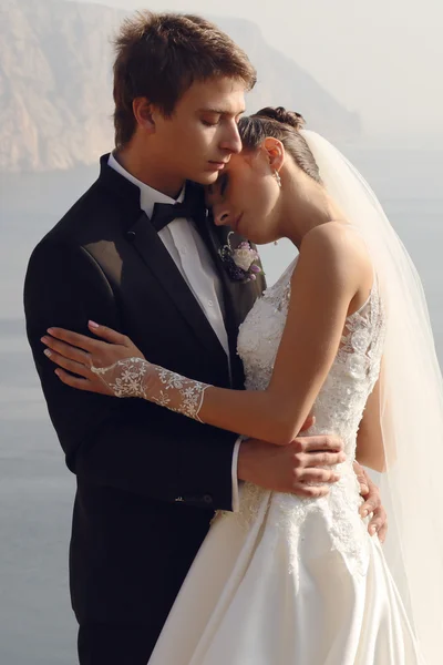 Vackra bröllopsparet på havet kostnad — Stockfoto