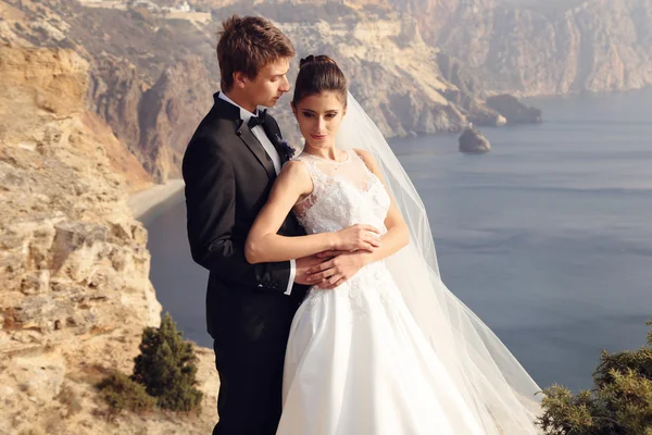 Güzel düğün çifti deniz maliyetteki — Stok fotoğraf