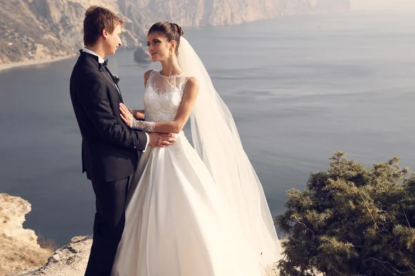 Vackra bröllopsparet på havet kostnad — Stockfoto