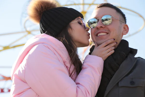 Tierna pareja en ropa casual de otoño —  Fotos de Stock