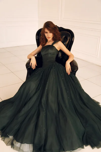 Mulher linda em vestido de luxo — Fotografia de Stock