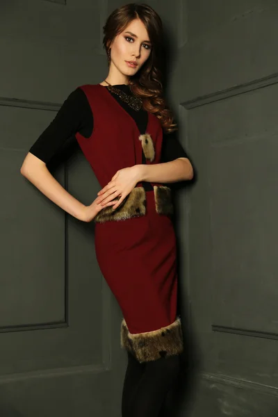 Prachtige vrouw in luxe jurk — Stockfoto