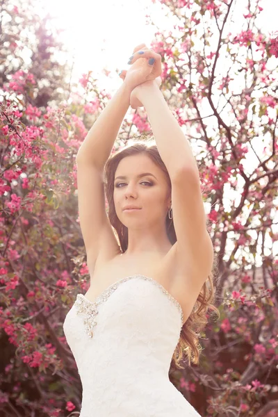 Hermosa novia posando en flor de primavera —  Fotos de Stock